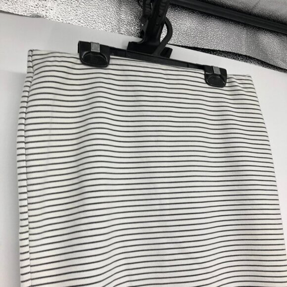 Reitmans black and white striped form fitting stretchy pencil skirt XS - Picture 4 of 11